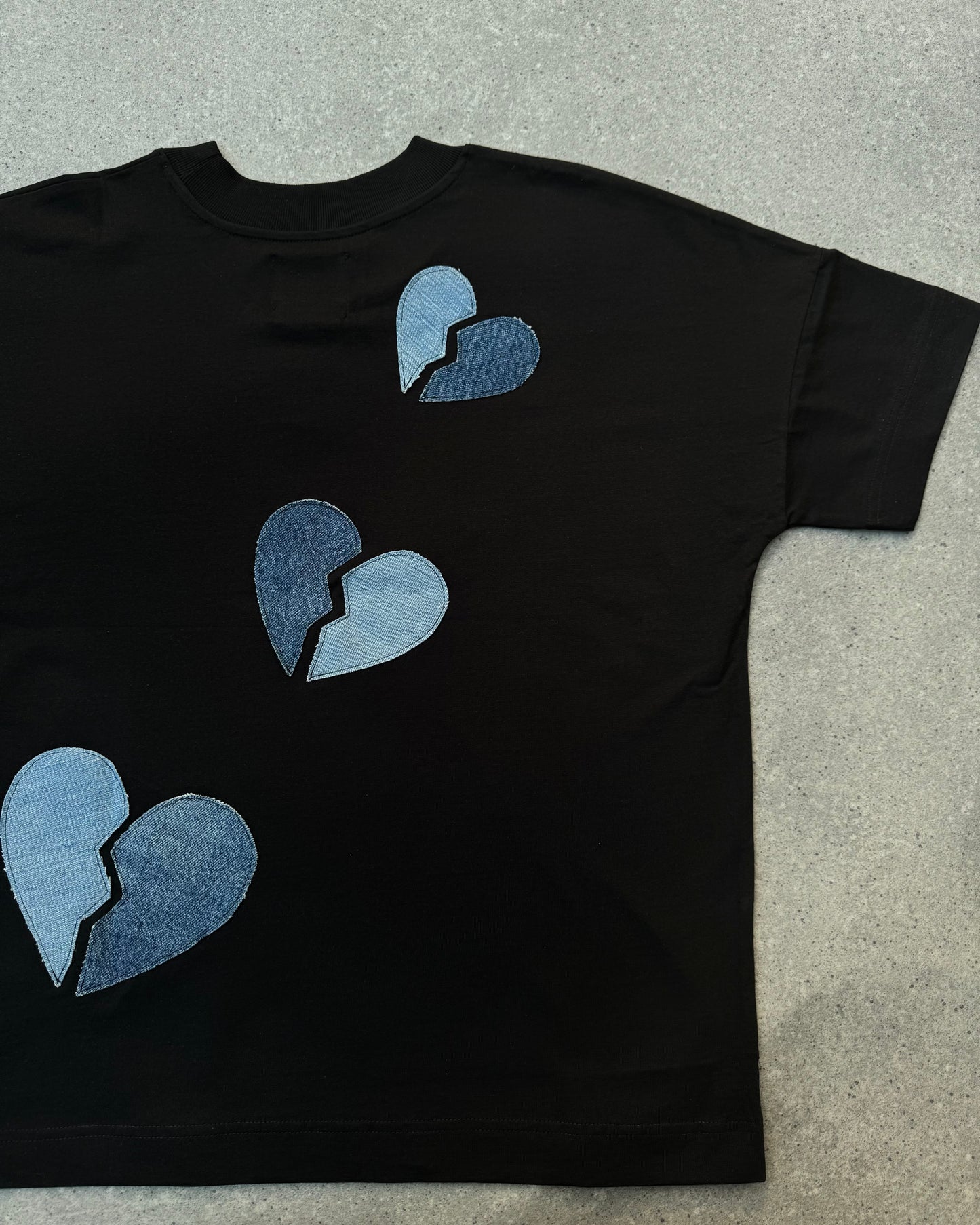 "BROKEN HEART" BLUE JEANS T-SHIRT - BLACK
