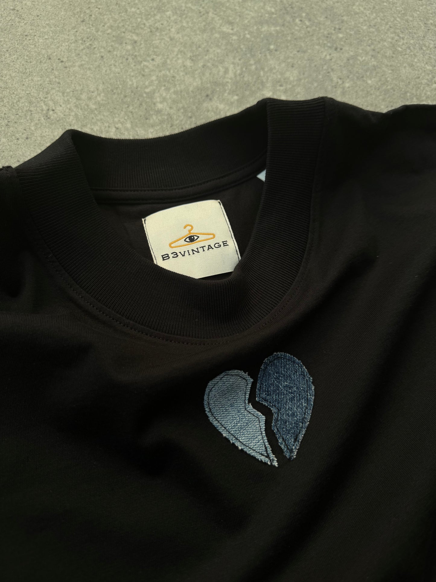"BROKEN HEART" BLUE JEANS T-SHIRT - BLACK