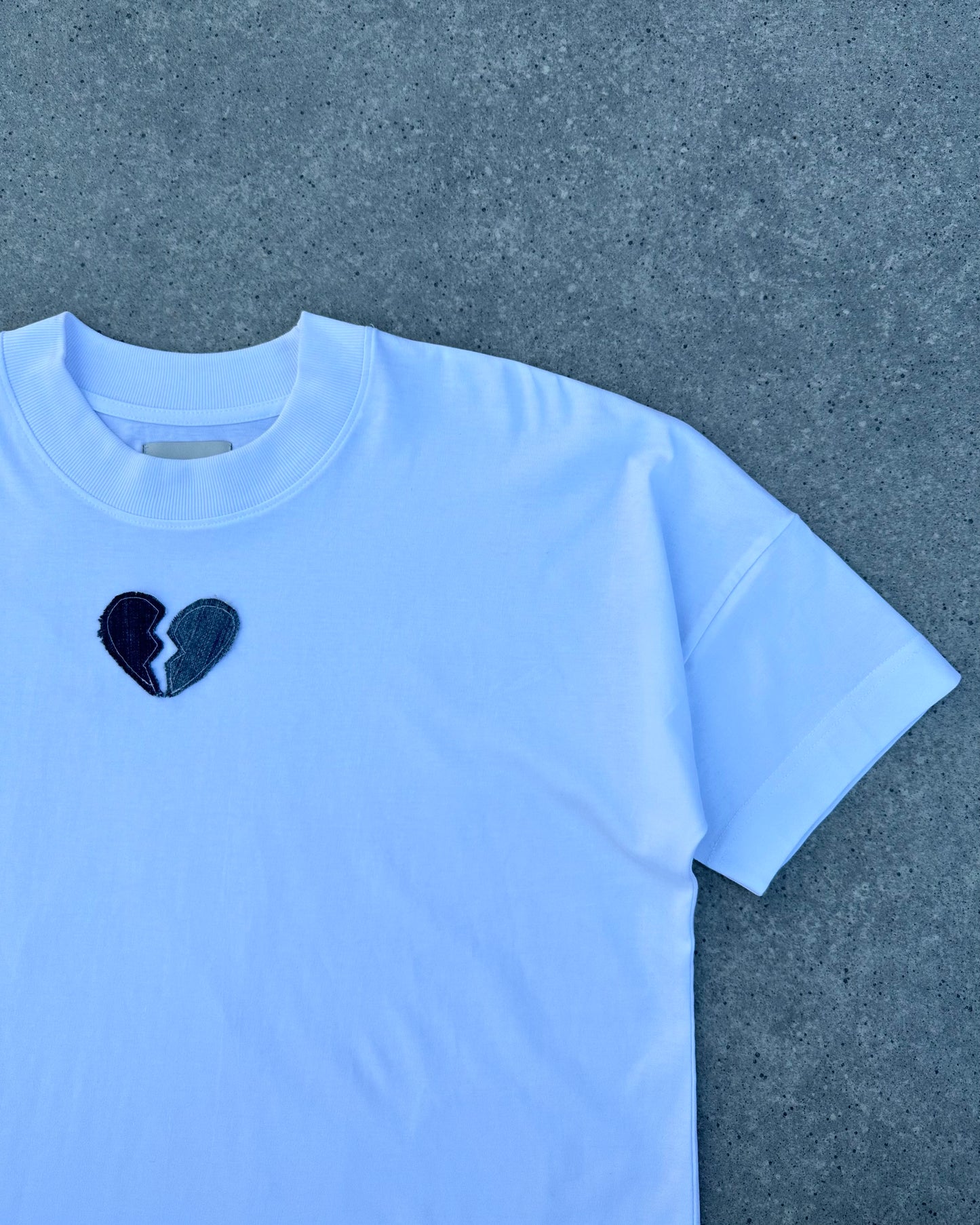 "BROKEN HEART" BLUE JEANS T-SHIRT - WHITE
