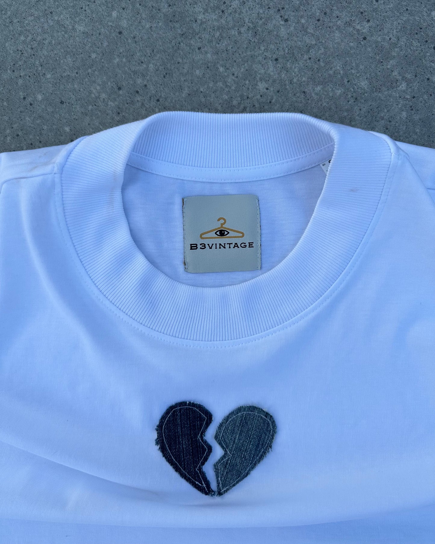 "BROKEN HEART" BLUE JEANS T-SHIRT - WHITE