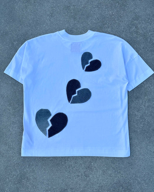 "BROKEN HEART" BLUE JEANS T-SHIRT - WHITE