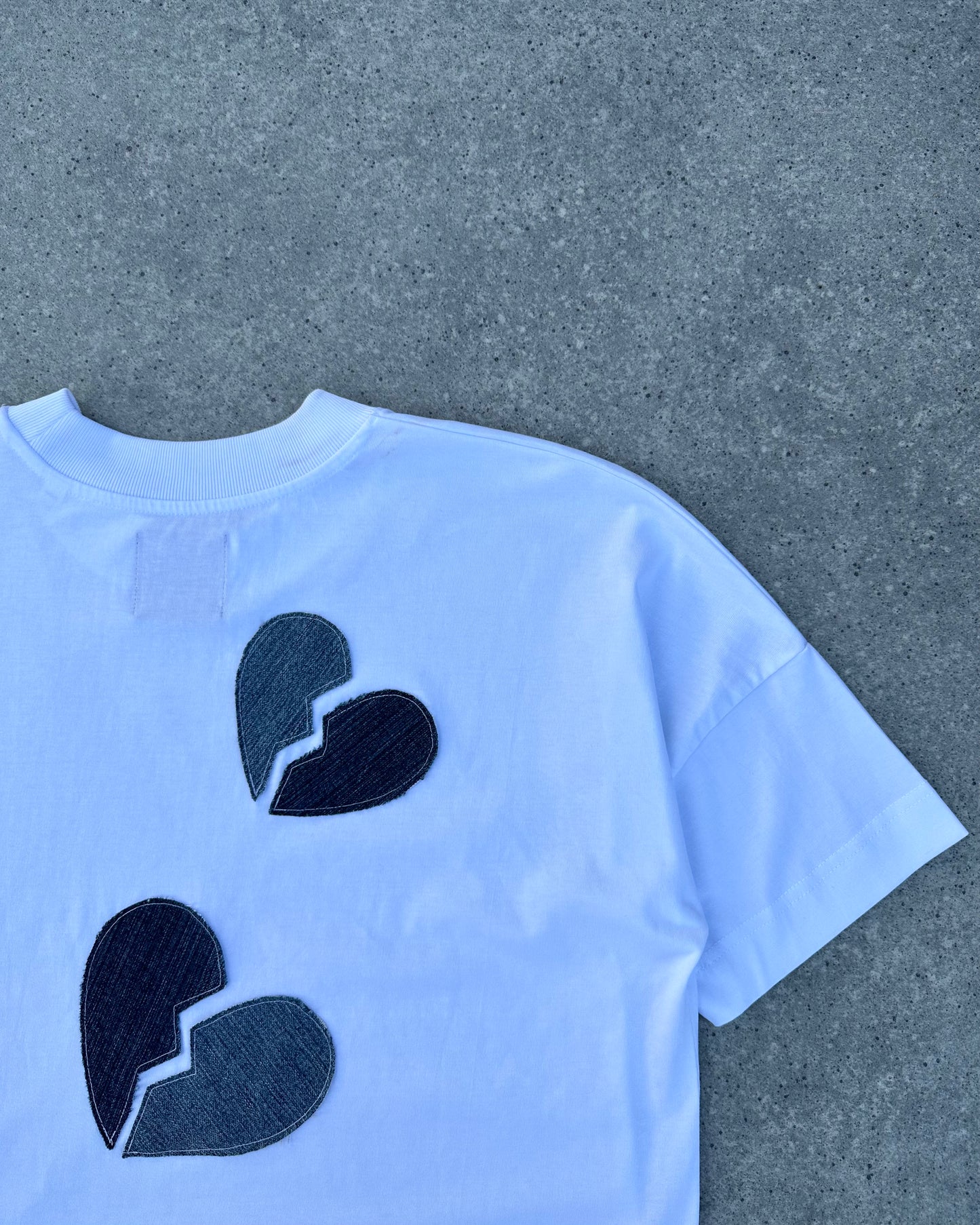 "BROKEN HEART" BLUE JEANS T-SHIRT - WHITE