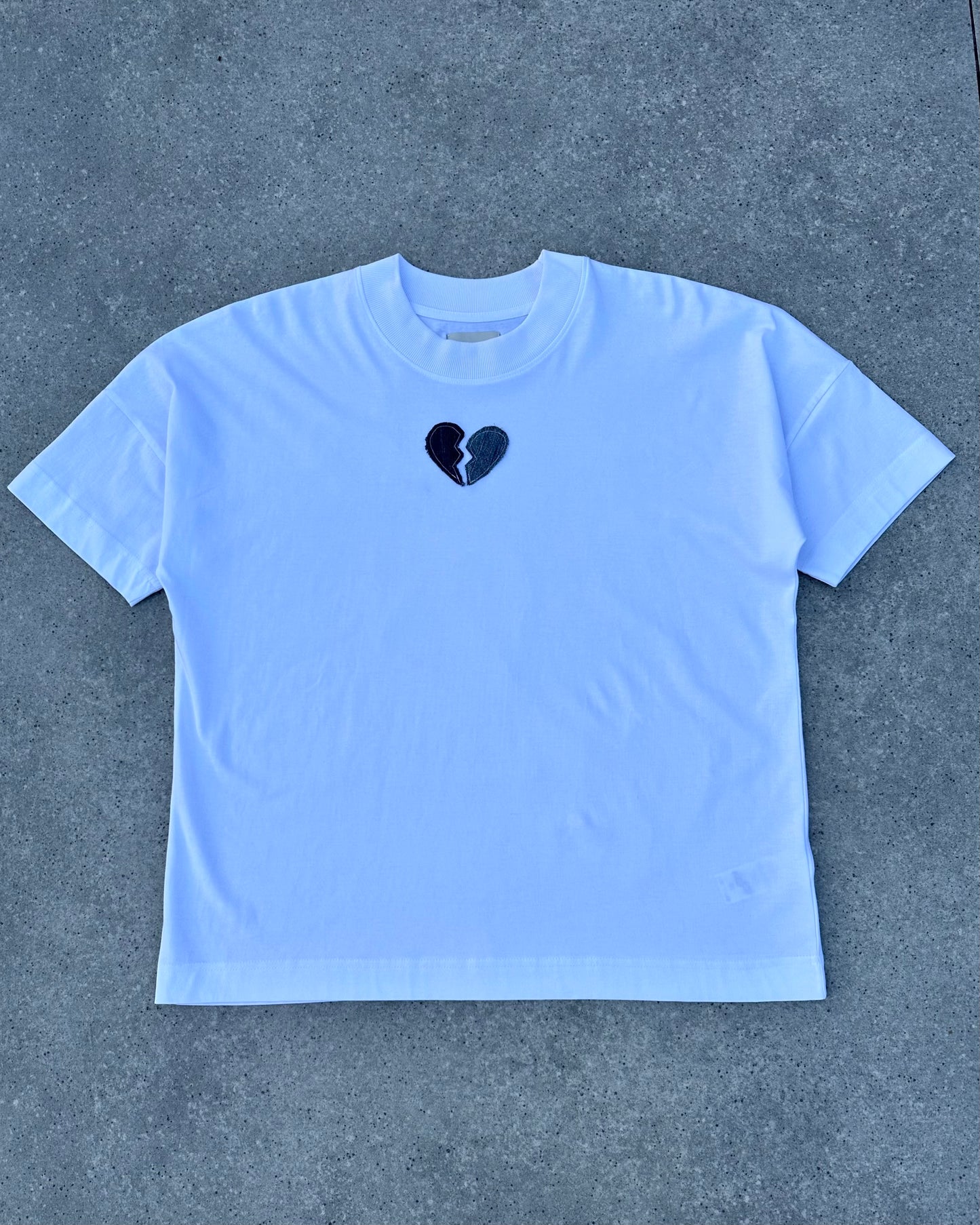 "BROKEN HEART" BLUE JEANS T-SHIRT - WHITE