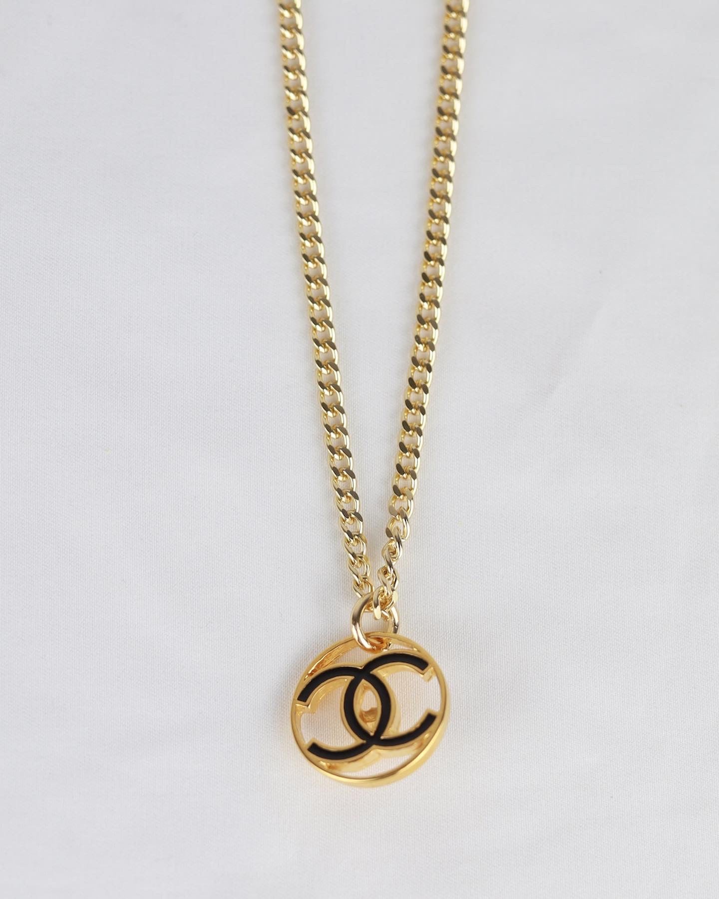 B3UPCYCLE: CHANEL UPCYCLE NECKLACE BLACK BUTTON